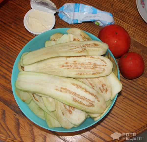 Рулетики из баклажанов со сливочным сыром и помидорами фото