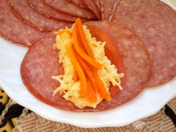 Закуска рулеты с колбасой и сыром