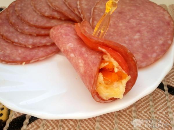 Закуска рулеты с колбасой и сыром
