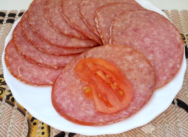 Закуска рулеты с колбасой и сыром