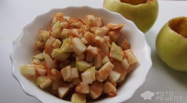 Печеные яблоки фаршированные карамелизированной сливой, миндалем и медом фото