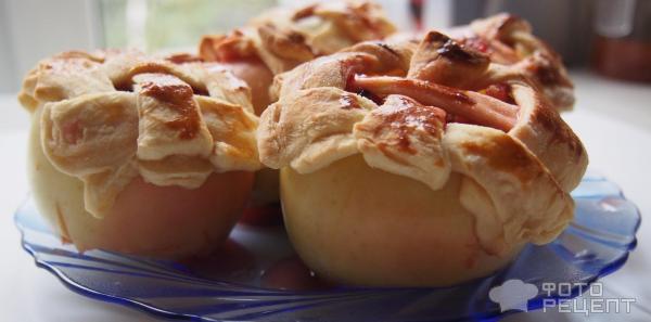 Печеные яблоки фаршированные карамелизированной сливой, миндалем и медом фото