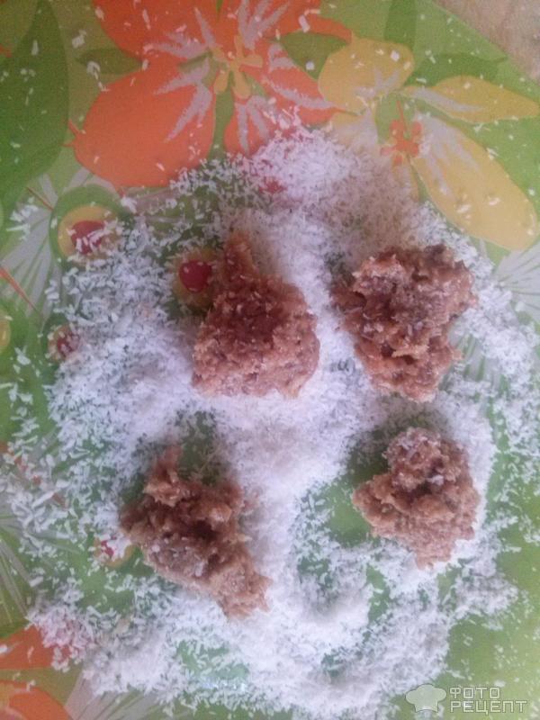 Конфеты с кокосом, грецким орехом, сгущенкой и пряностями фото
