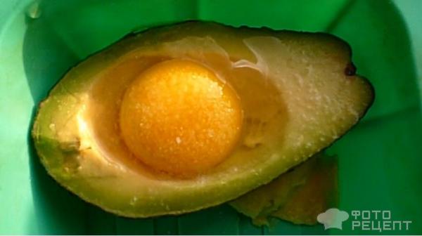 Яичница в авокадо фото
