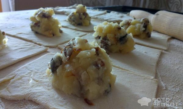 Пирожки с картошкой и солеными грибами фото