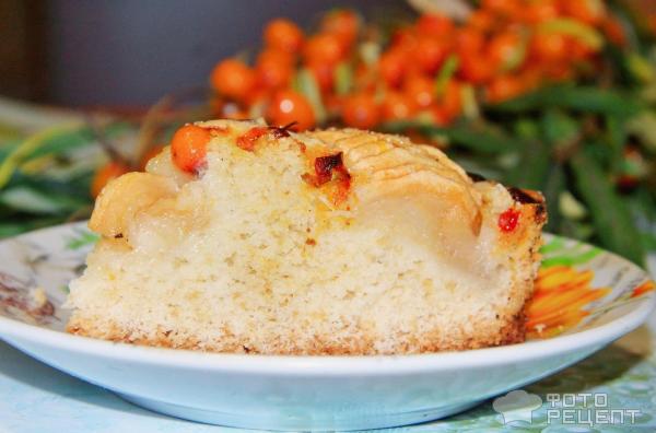 Осенний пирог с облепихой и яблоками фото