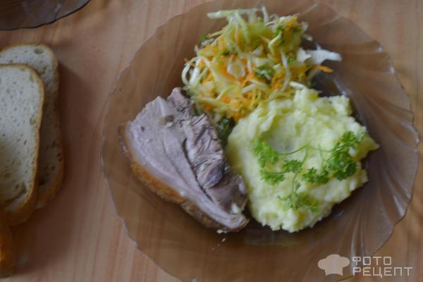 кусок мяса, картофель пюре и салат с капустой на тарелке