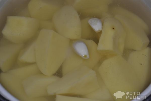 очищенный картофель в воде