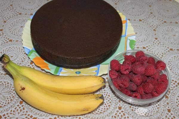 Шоколадный бисквит с бананами и малиной фото