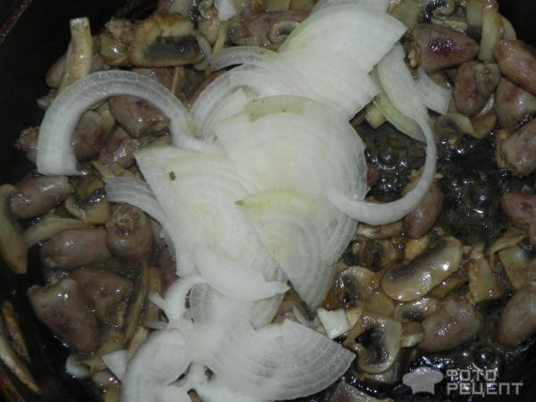 Куриные сердечки с грибами в сметане