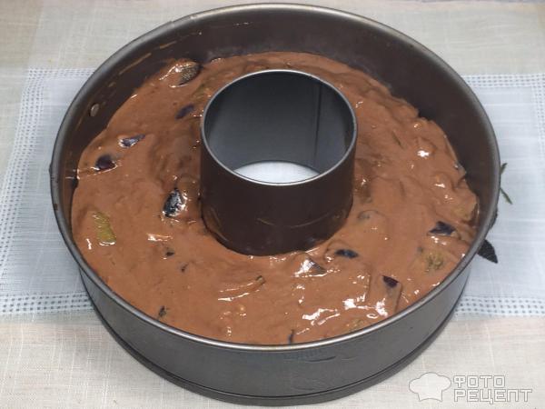 Шоколадный кекс со сливами фото