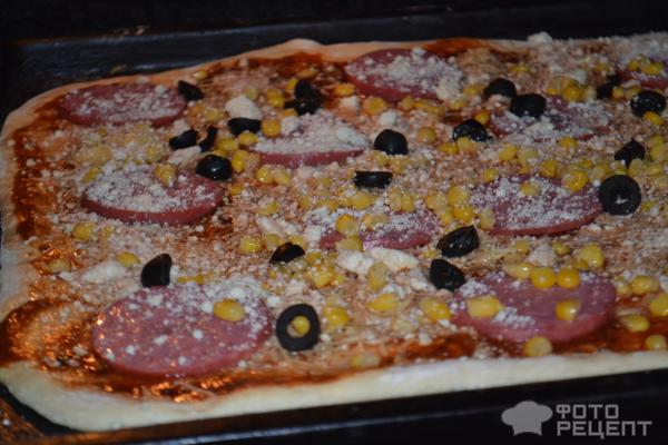 Колбасная пицца с брынзой и оливками фото