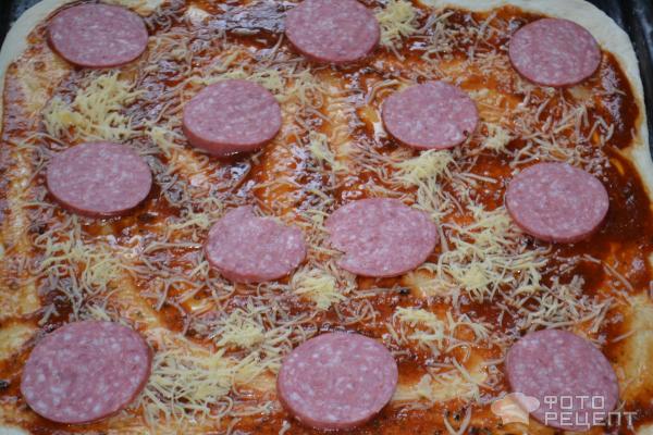 Колбасная пицца с брынзой и оливками фото