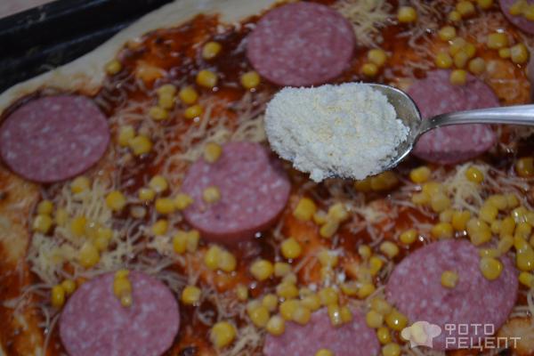 Колбасная пицца с брынзой и оливками фото