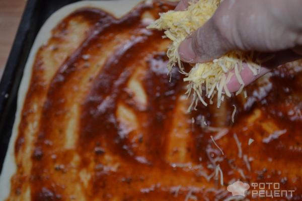 Колбасная пицца с брынзой и оливками фото