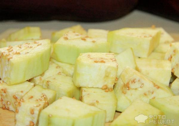 Мозаика рецепт с баклажанами. 75531863. Мозаика рецепт с баклажанами фото. Мозаика рецепт с баклажанами-75531863. картинка Мозаика рецепт с баклажанами. картинка 75531863. Баклажаны необходимо помыть, обрезать плодоножки и нарезать небольшими кусочками примерно 2 см. Если баклажаны молоденькие, то режем прямо со шкуркой, у крупных баклажан шкурка может быть жестковата, поэтому ее необходимо удалить. Как например у меня.