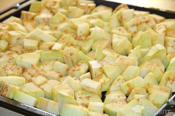 Мозаика рецепт с баклажанами. 84503500. Мозаика рецепт с баклажанами фото. Мозаика рецепт с баклажанами-84503500. картинка Мозаика рецепт с баклажанами. картинка 84503500. Баклажаны необходимо помыть, обрезать плодоножки и нарезать небольшими кусочками примерно 2 см. Если баклажаны молоденькие, то режем прямо со шкуркой, у крупных баклажан шкурка может быть жестковата, поэтому ее необходимо удалить. Как например у меня.