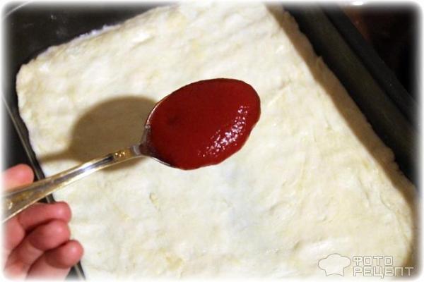 Выкладываю томатную пасту ложкой на слой теста