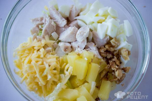 Салат из курицы и ананасов фото