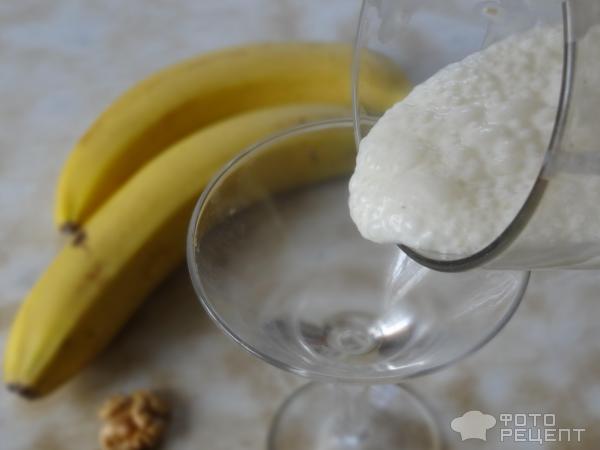 Банановый кисломолочный коктейль фото