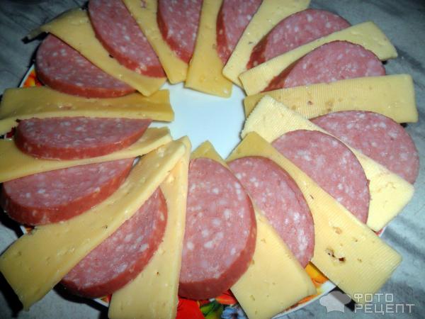 Нарезка сыра и колбасы к праздничному столу