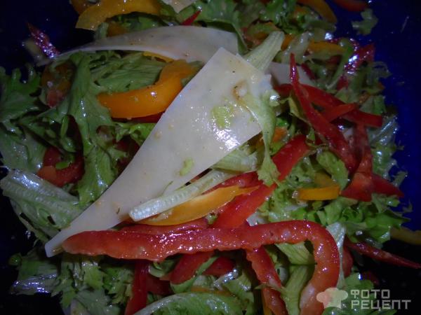 Простой зеленый салат под соусом венегрет фото