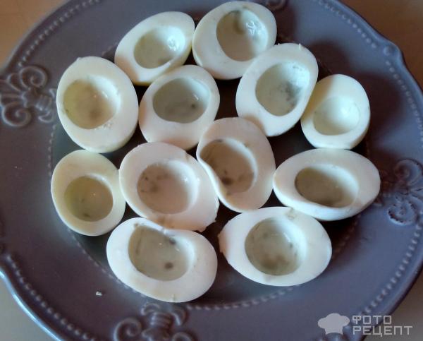 Оригинальная закуска на Хэллоуин Фаршированные яйца Паучки фото