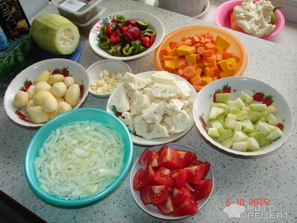 Цветная капуста с овощами на луковой подушке фото
