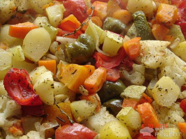 Цветная капуста с овощами на луковой подушке фото
