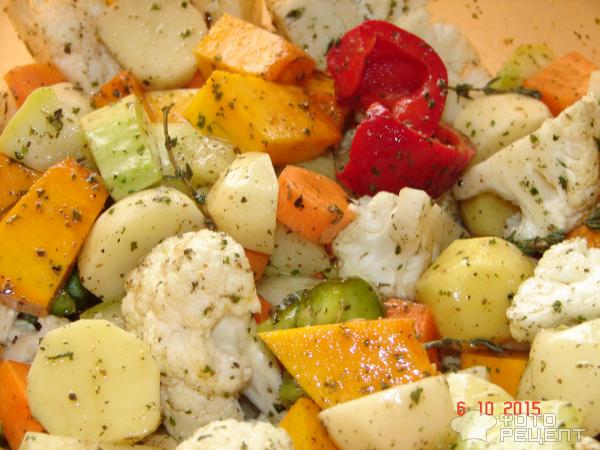 Цветная капуста с овощами на луковой подушке фото