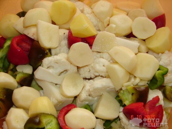 Цветная капуста с овощами на луковой подушке фото