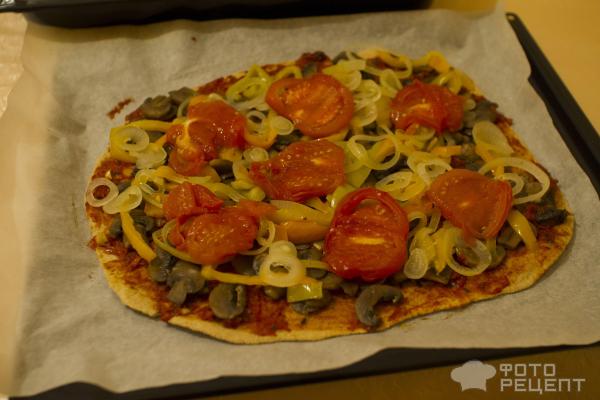 Овощная пицца на тонком тесте фото