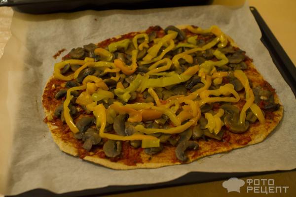 Овощная пицца на тонком тесте фото