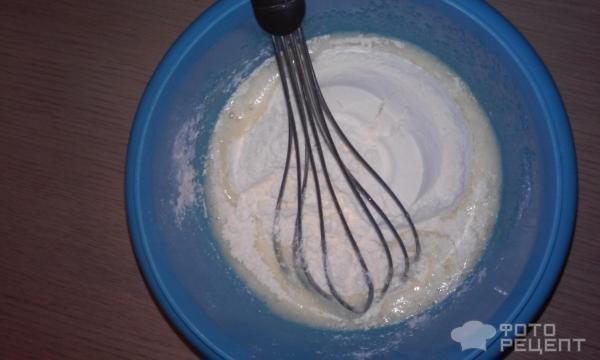Шарлотка с бананом и вишней фото