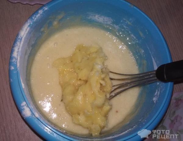 Шарлотка с бананом и вишней фото