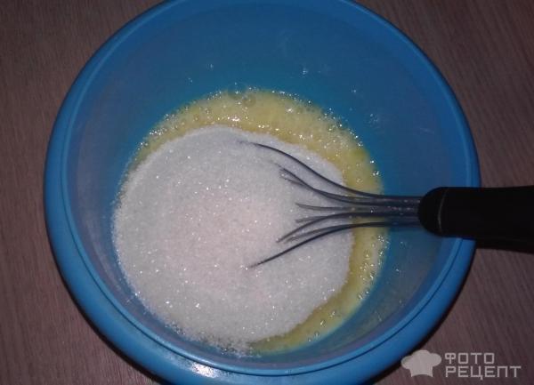 Шарлотка с бананом и вишней фото
