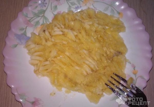 Шарлотка с бананом и вишней фото