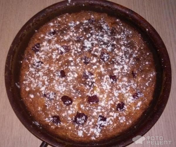 Шарлотка с бананом и вишней фото