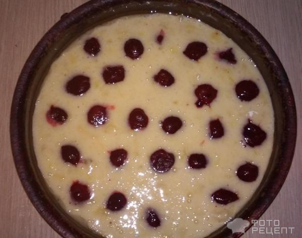 Шарлотка с бананом и вишней фото