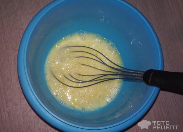 Шарлотка с бананом и вишней фото