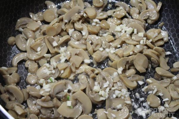Паста в сливочно-чесночном соусе с грибами фото