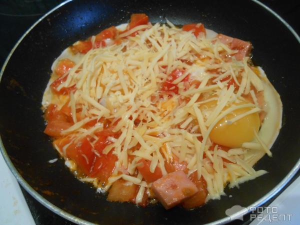 Глазунья с сыром и помидорами фото