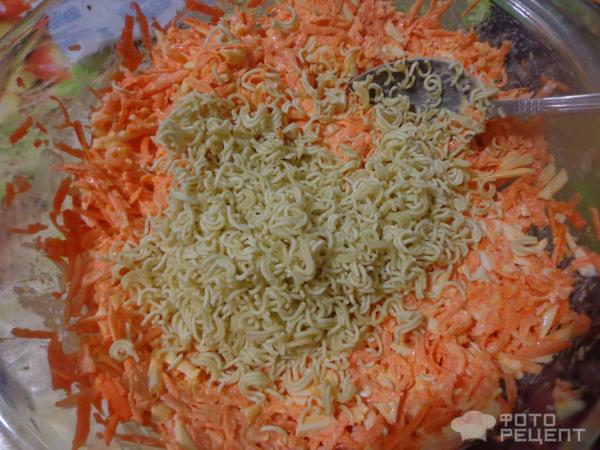 Салат с морковью, плавленным сырком и сухой лапшой фото