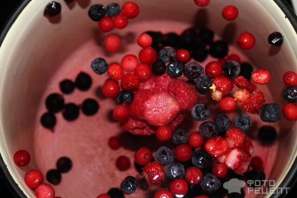 Компот Витаминка из свежо-мороженых ягод фото