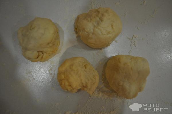 Рецепт: Корзинки из дрожжевого теста с фасолью под сырной корочкой - Альтернатива пирожкам.