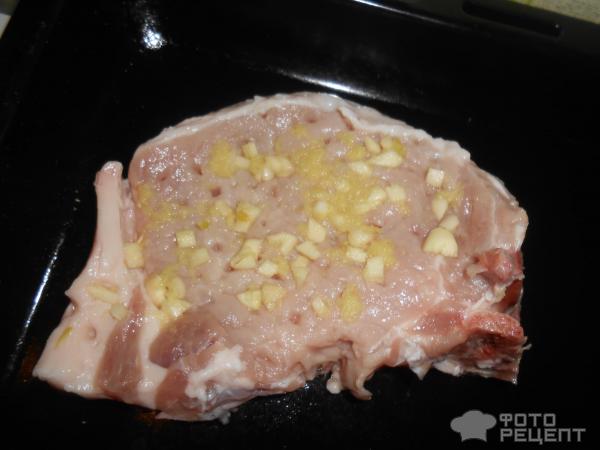 Стейк свиной в имбирно-чесночной заправке фото