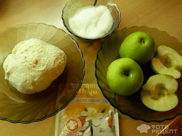 Аппетитные розочки из слоеного теста с яблоками – пошаговый рецепт приготовления с фото