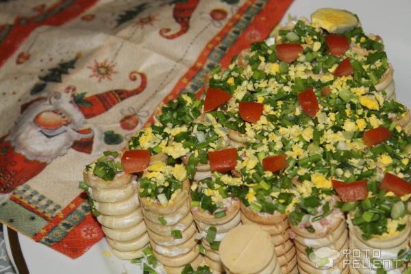 Вафельные трубочки с рыбным салатом рецепт с фото