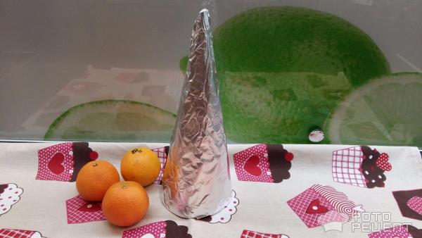 Новогодняя елочка из безе с цветными шариками фото