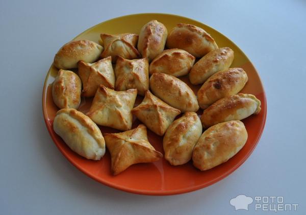 Мини-пирожки с инжиром, курагой, черносливом и грецкими орехами фото